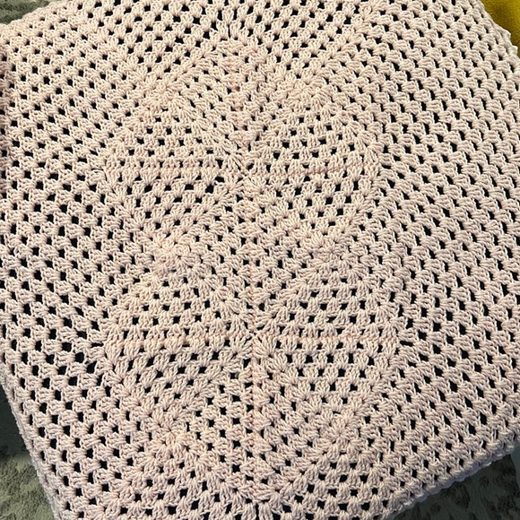 Pink crocheted baby blanket - Picture 2 of 3